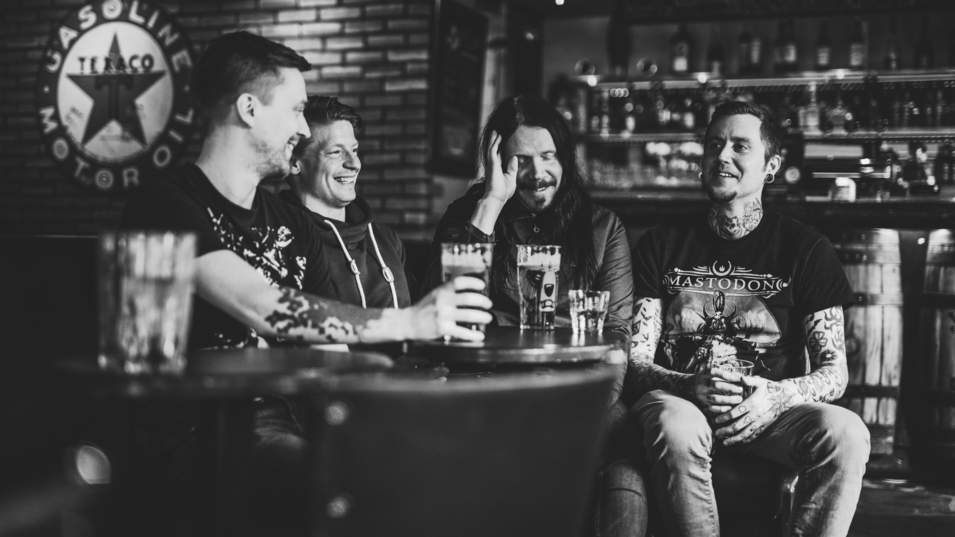 He Nousivat Kellareista at the bar